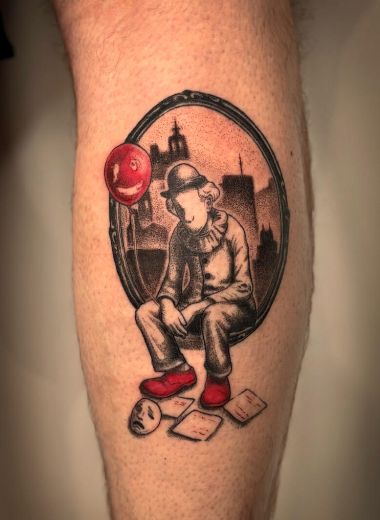 Tatuaggio pagliaccio triste cornice Roma su uomo gamba Tatuaggio di un clown triste surreale uomo Roma con rosso