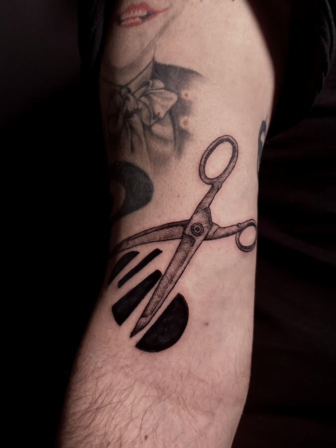 Tatuaggio concettuale Roma - forbici cerchio